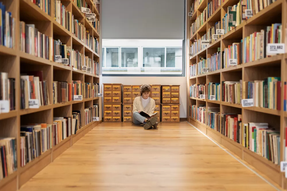 Czy uczelnia posiada własną bibliotekę i jaka jest jej jakość?