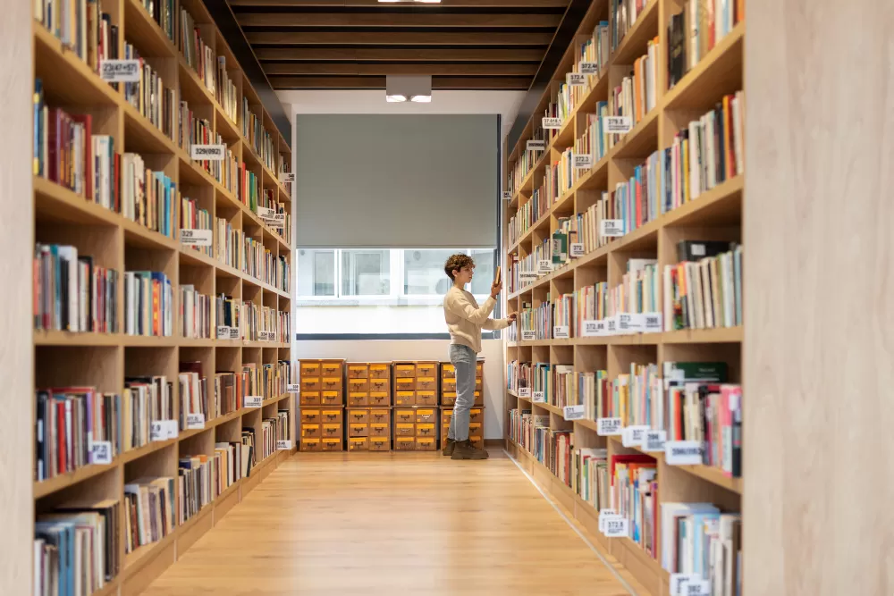 Czy uczelnia posiada własną bibliotekę i jaka jest jej jakość?