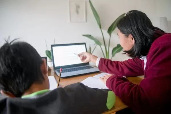 Czy na tej uczelni można pogodzić studia stacjonarne z pracą?